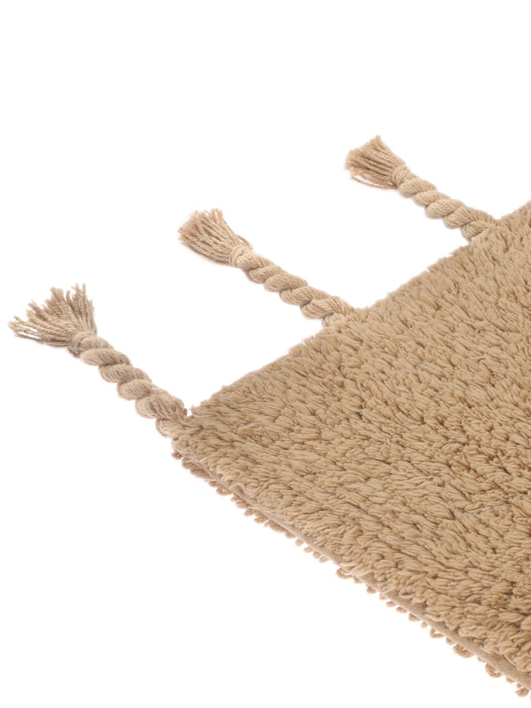 Beige bademåtte med frynsedetaljer