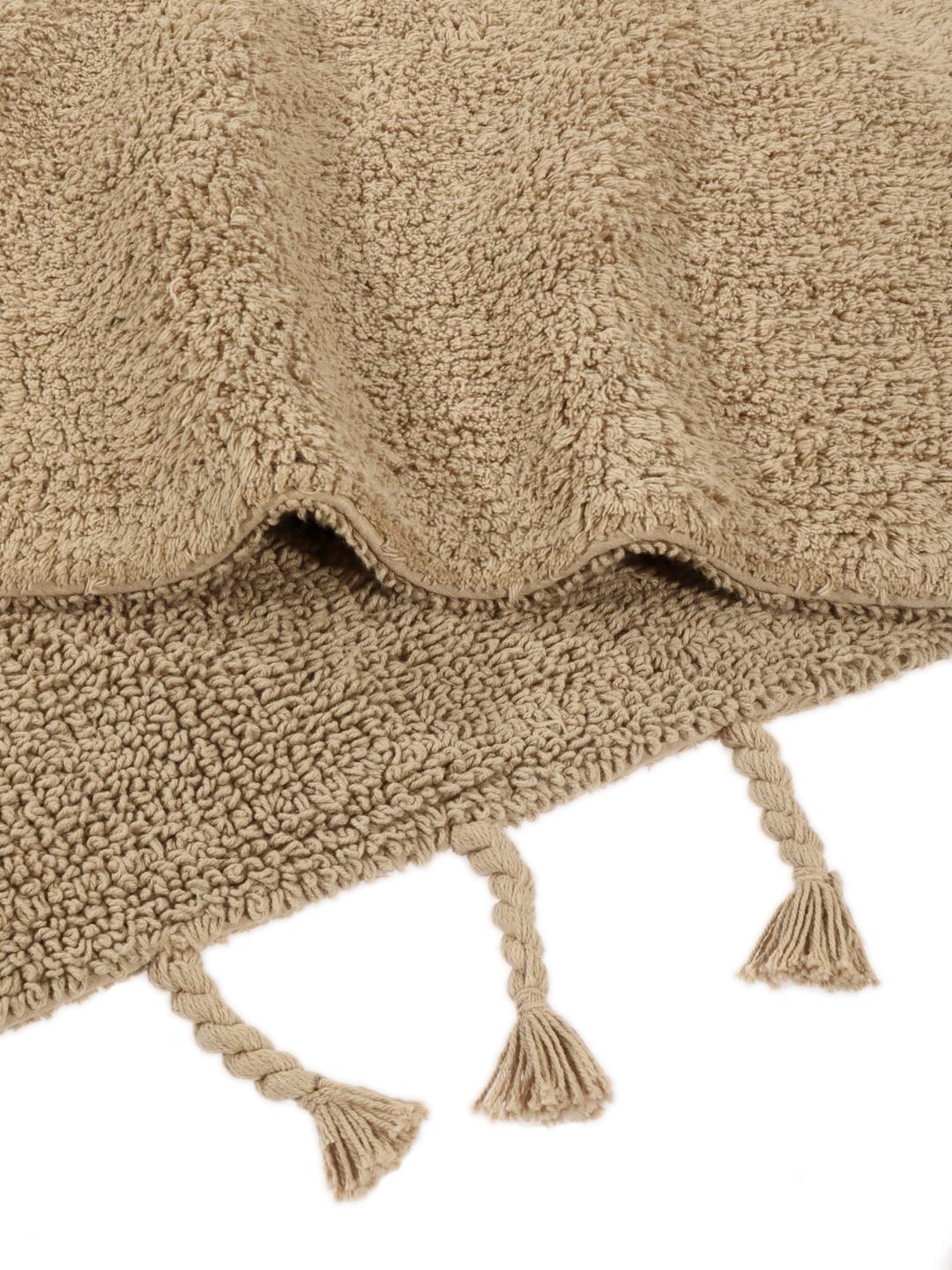 Beige bademåtte med frynsedetaljer