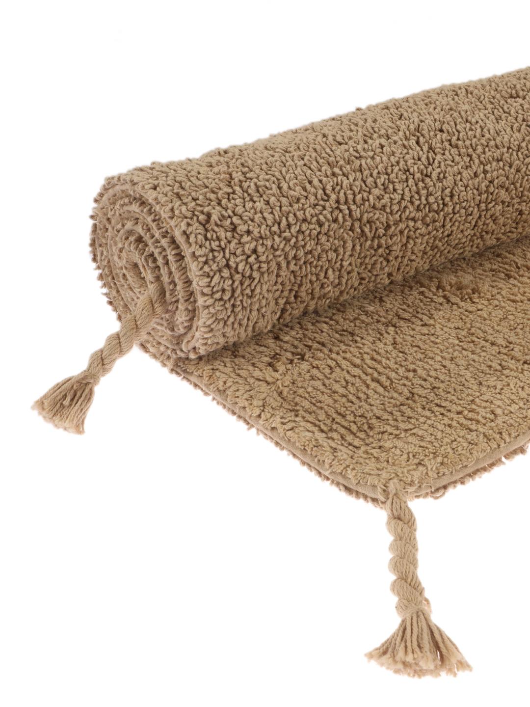 Beige bademåtte med frynsedetaljer
