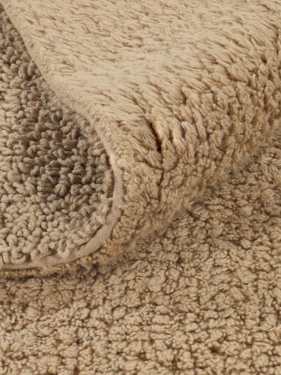 Beige bademåtte med frynsedetaljer