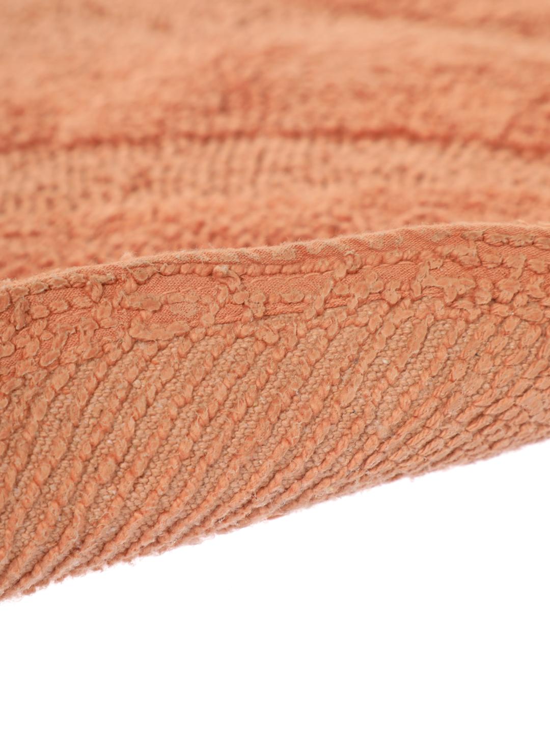 Tapis de bain rond terracotta avec un motif organique texturé
