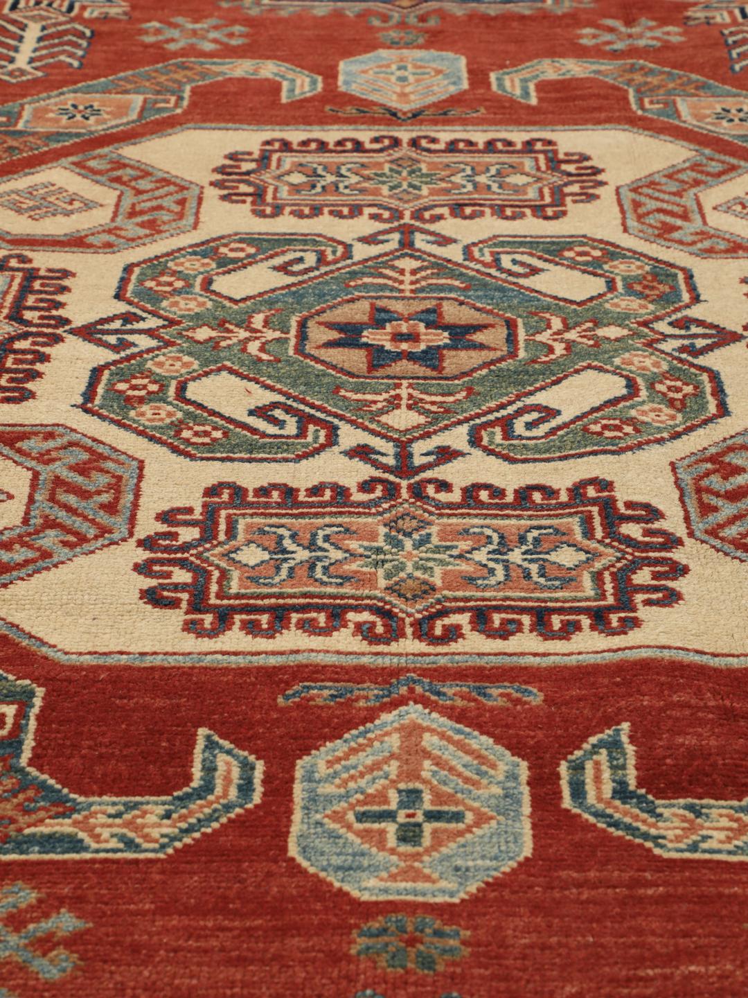 Covor Kazak înnodat manual din Afganistan cu un design geometric roșu și bej