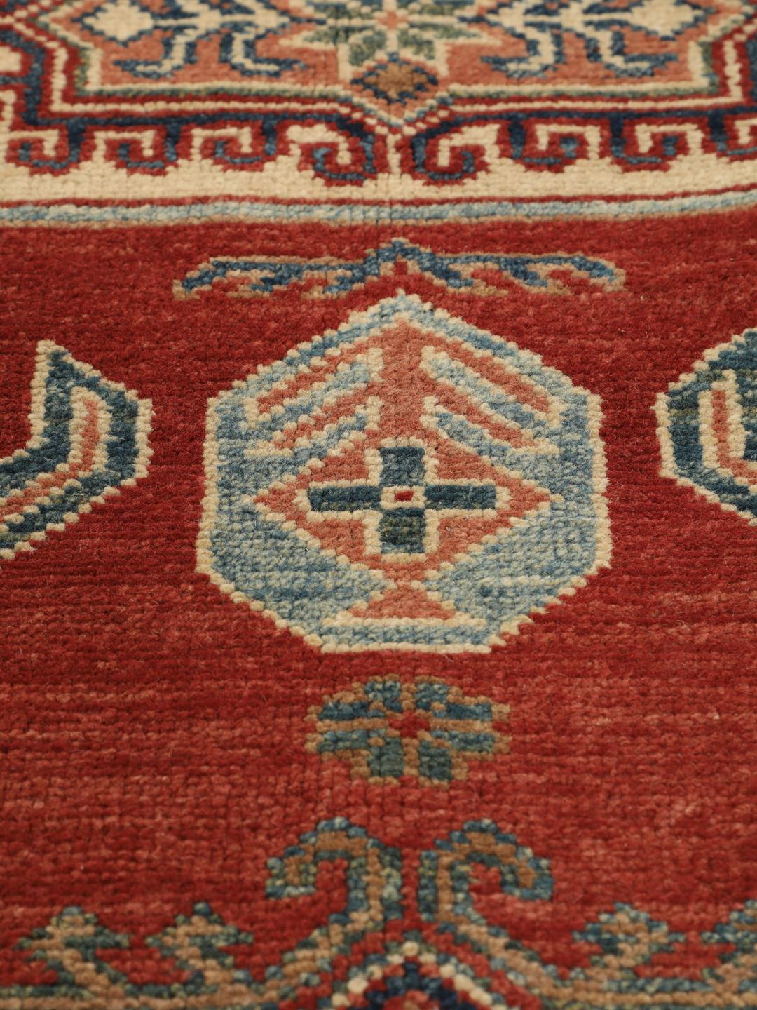 Covor Kazak înnodat manual din Afganistan cu un design geometric roșu și bej