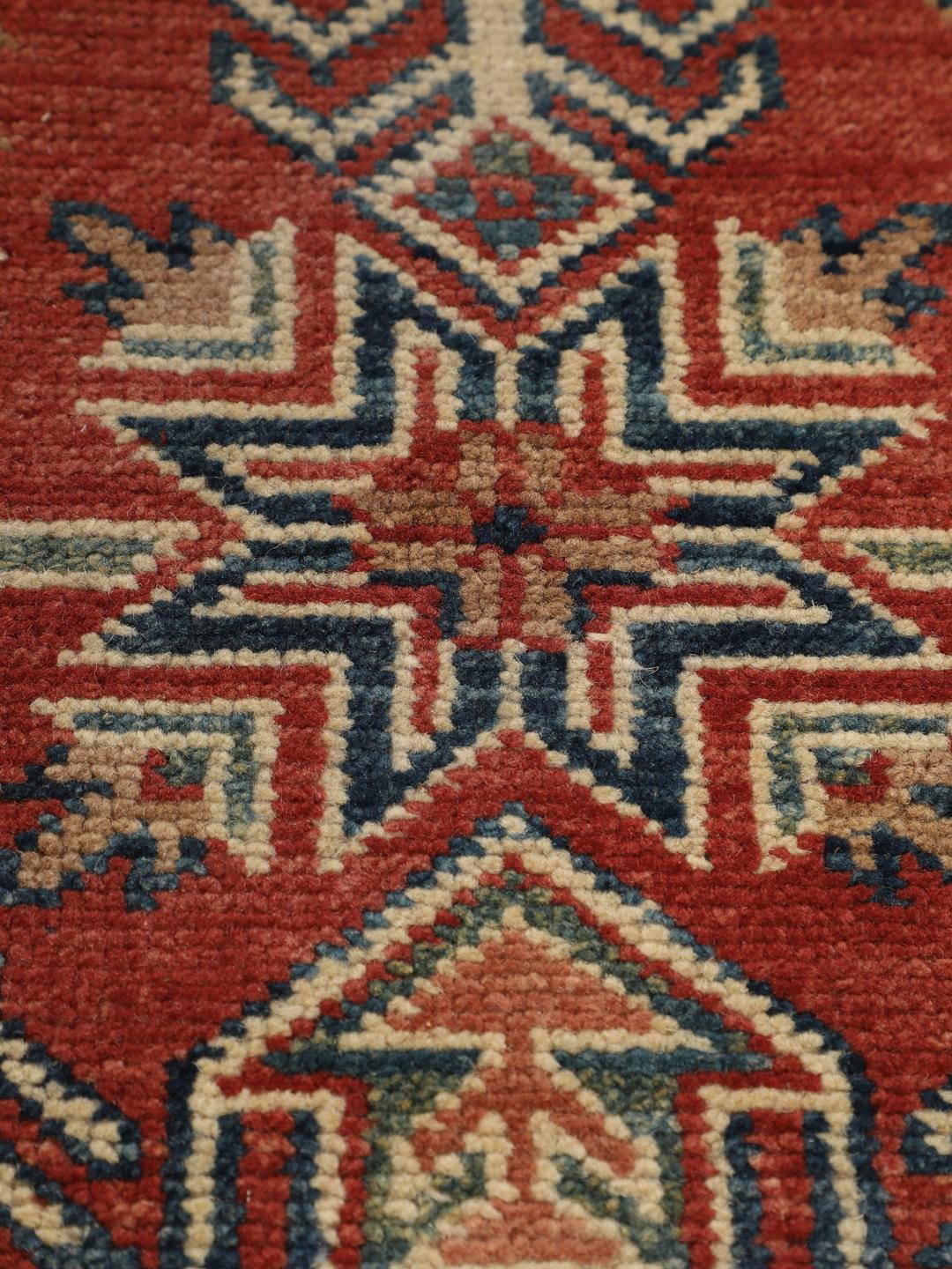 Covor Kazak înnodat manual din Afganistan cu un design geometric roșu și bej