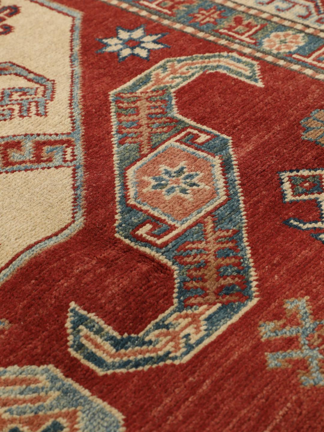 Covor Kazak înnodat manual din Afganistan cu un design geometric roșu și bej