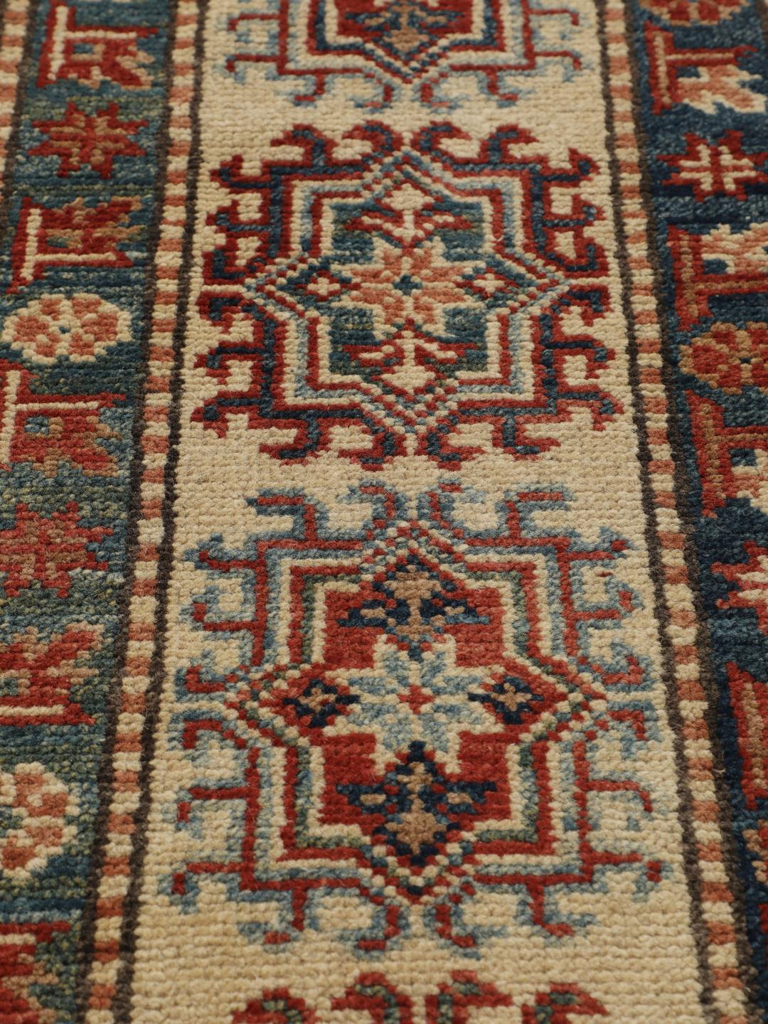 Covor Kazak înnodat manual din Afganistan cu un design geometric roșu și bej