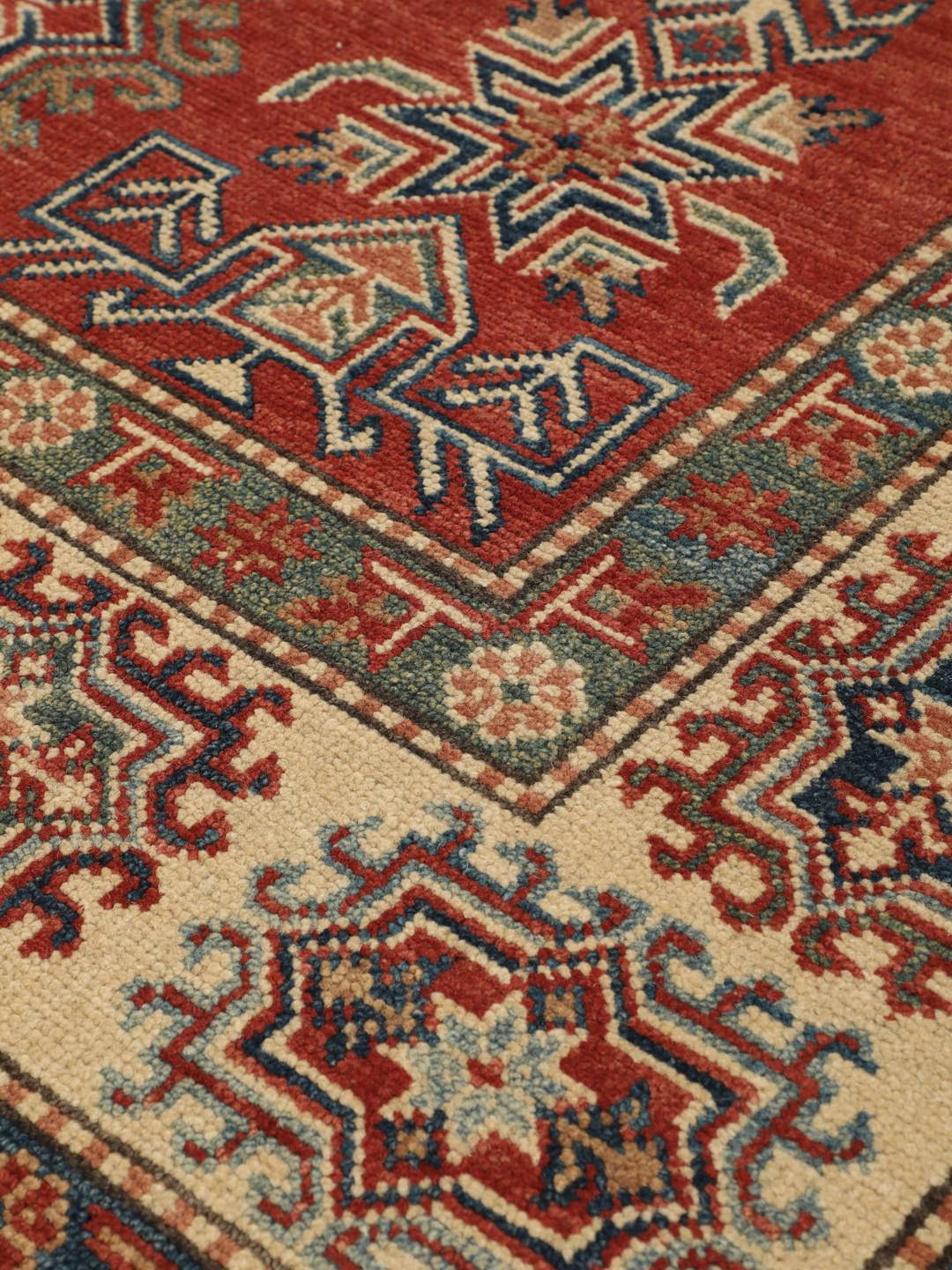 Covor Kazak înnodat manual din Afganistan cu un design geometric roșu și bej