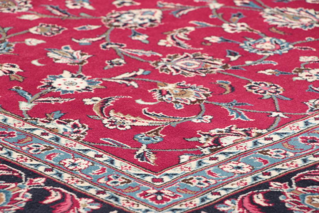 Handgeknoopt Keshan wollen vloerkleed in rood en donkerblauw