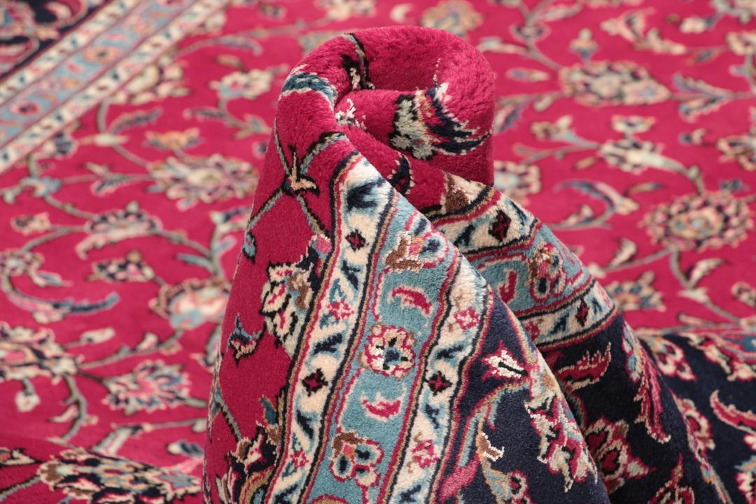 Handgeknoopt Keshan wollen vloerkleed in rood en donkerblauw