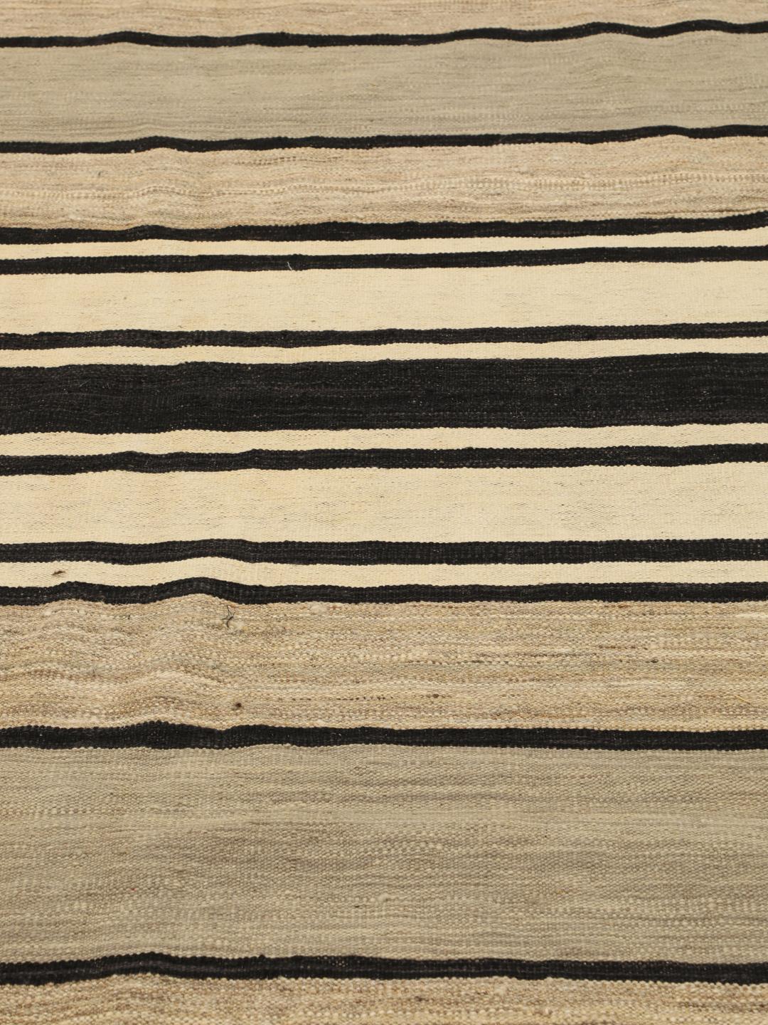 Handgeweven Kilim-tapijt uit het Midden-Oosten met streeppatroon in beige, grijs en zwart
