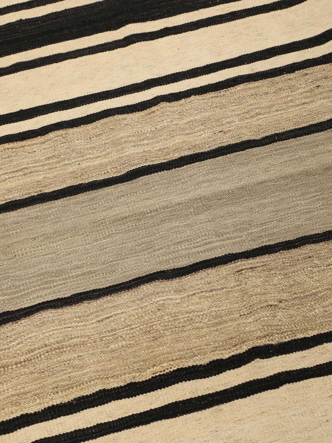 Handgeweven Kilim-tapijt uit het Midden-Oosten met streeppatroon in beige, grijs en zwart