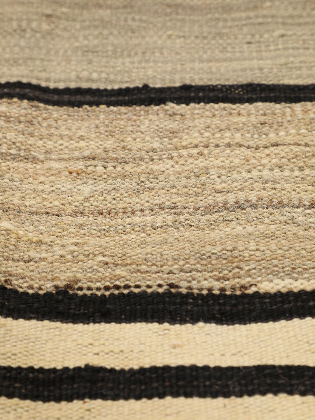 Handgeweven Kilim-tapijt uit het Midden-Oosten met streeppatroon in beige, grijs en zwart