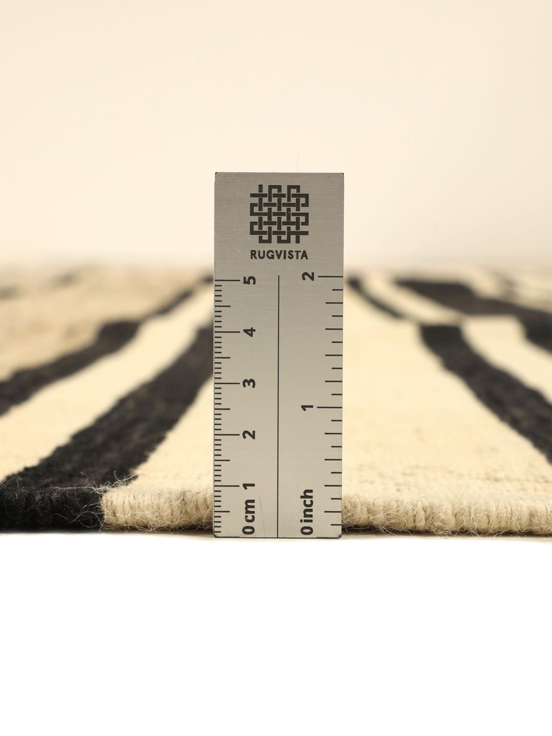 Handgeweven Kilim-tapijt uit het Midden-Oosten met streeppatroon in beige, grijs en zwart