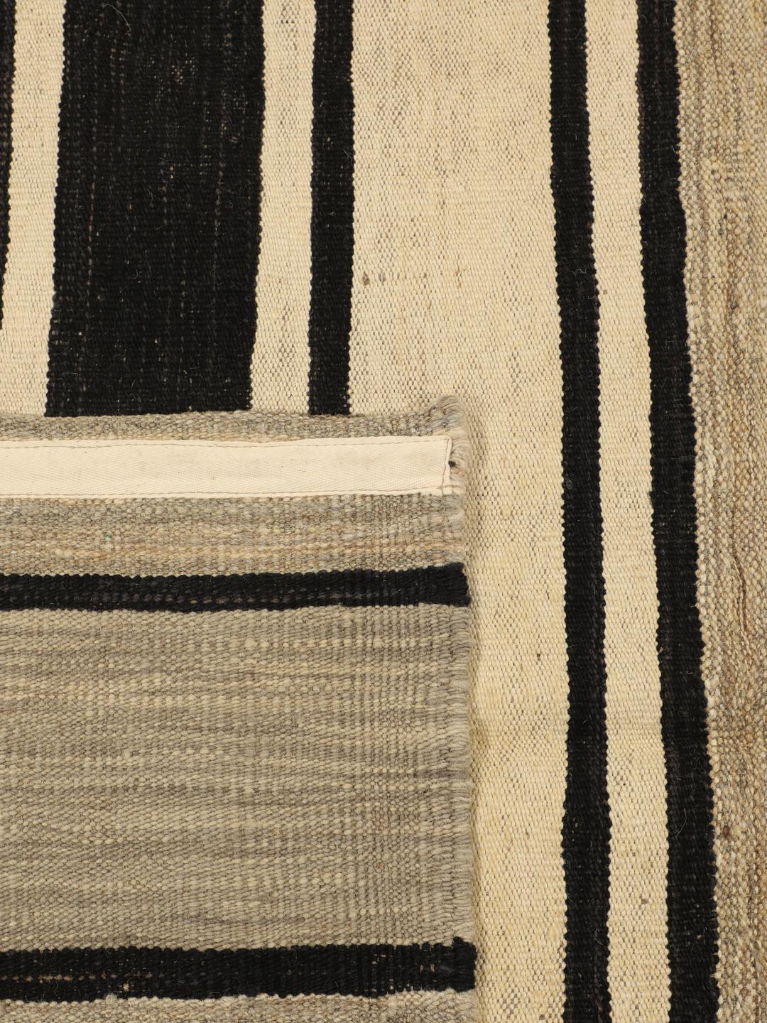 Handgeweven Kilim-tapijt uit het Midden-Oosten met streeppatroon in beige, grijs en zwart