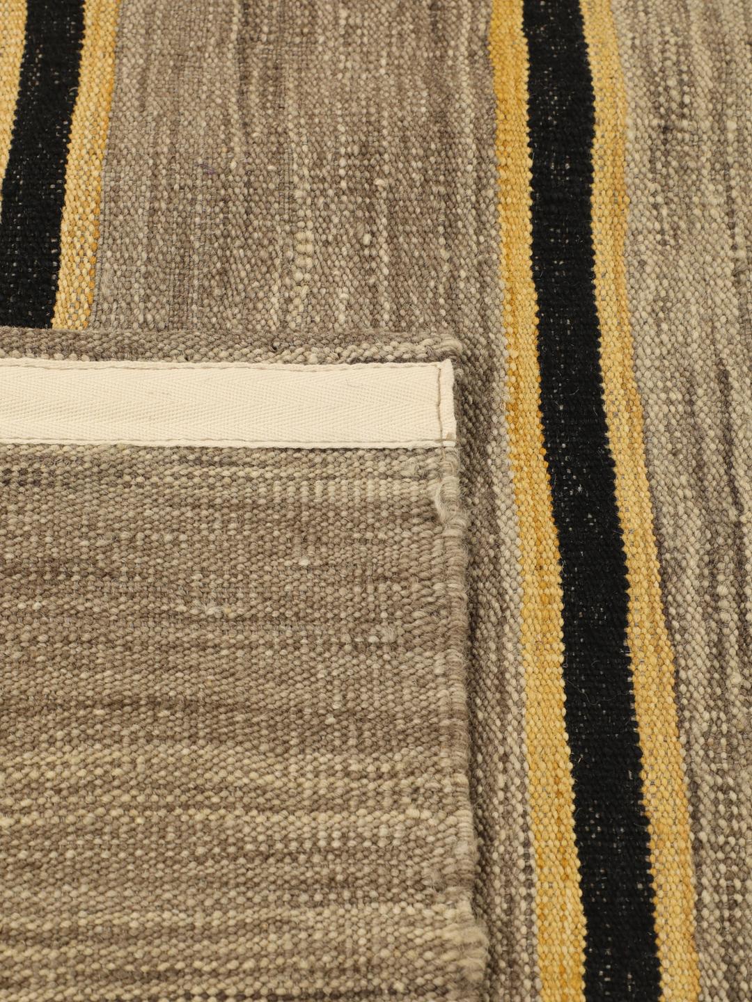 Håndvævet Kilim-tæppe fra Afghanistan i brune nuancer med stribede mønstre