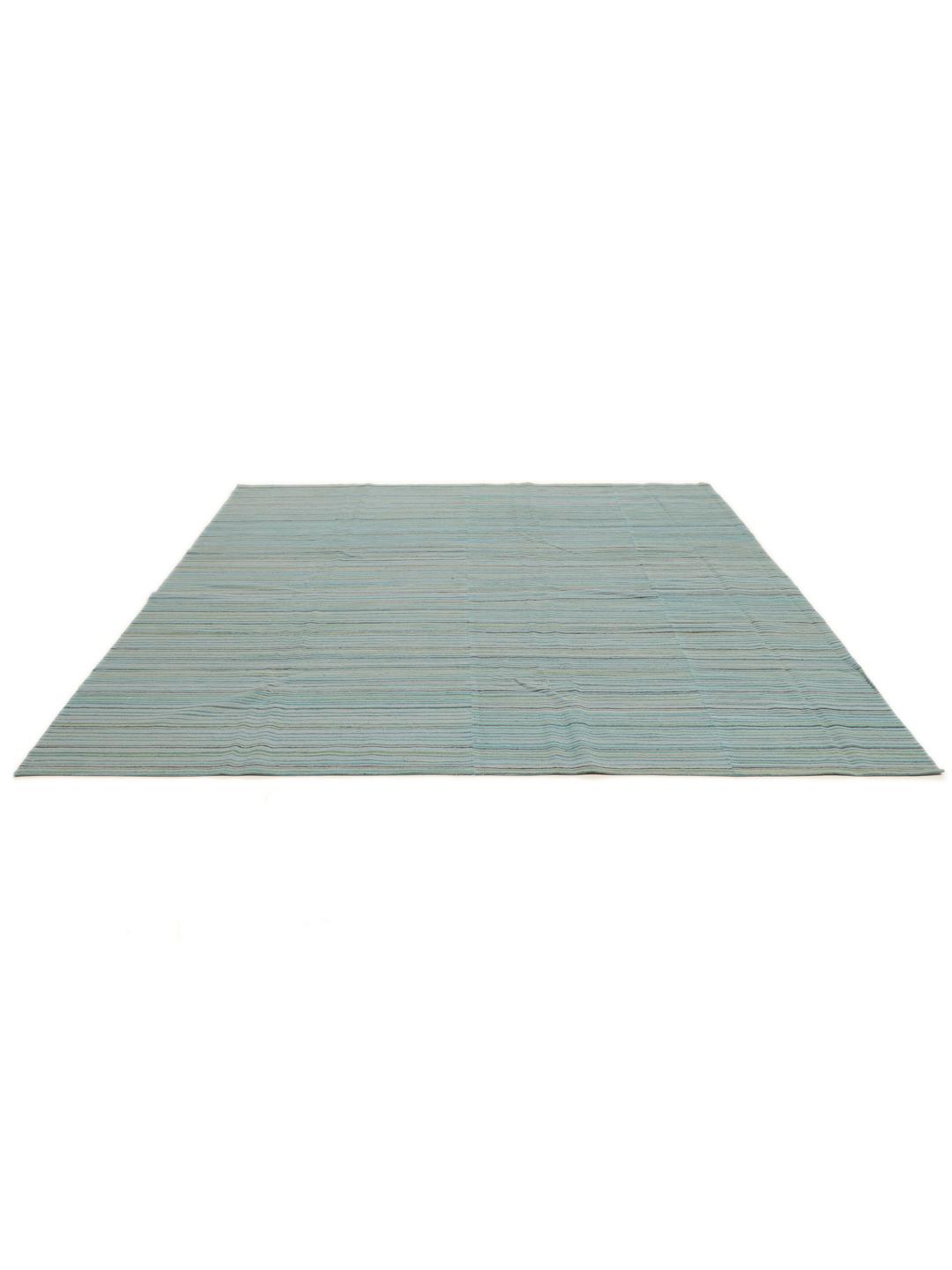 Handgeweven Afghaans Kilim tapijt met een gestreept lichtblauw en grijs patroon