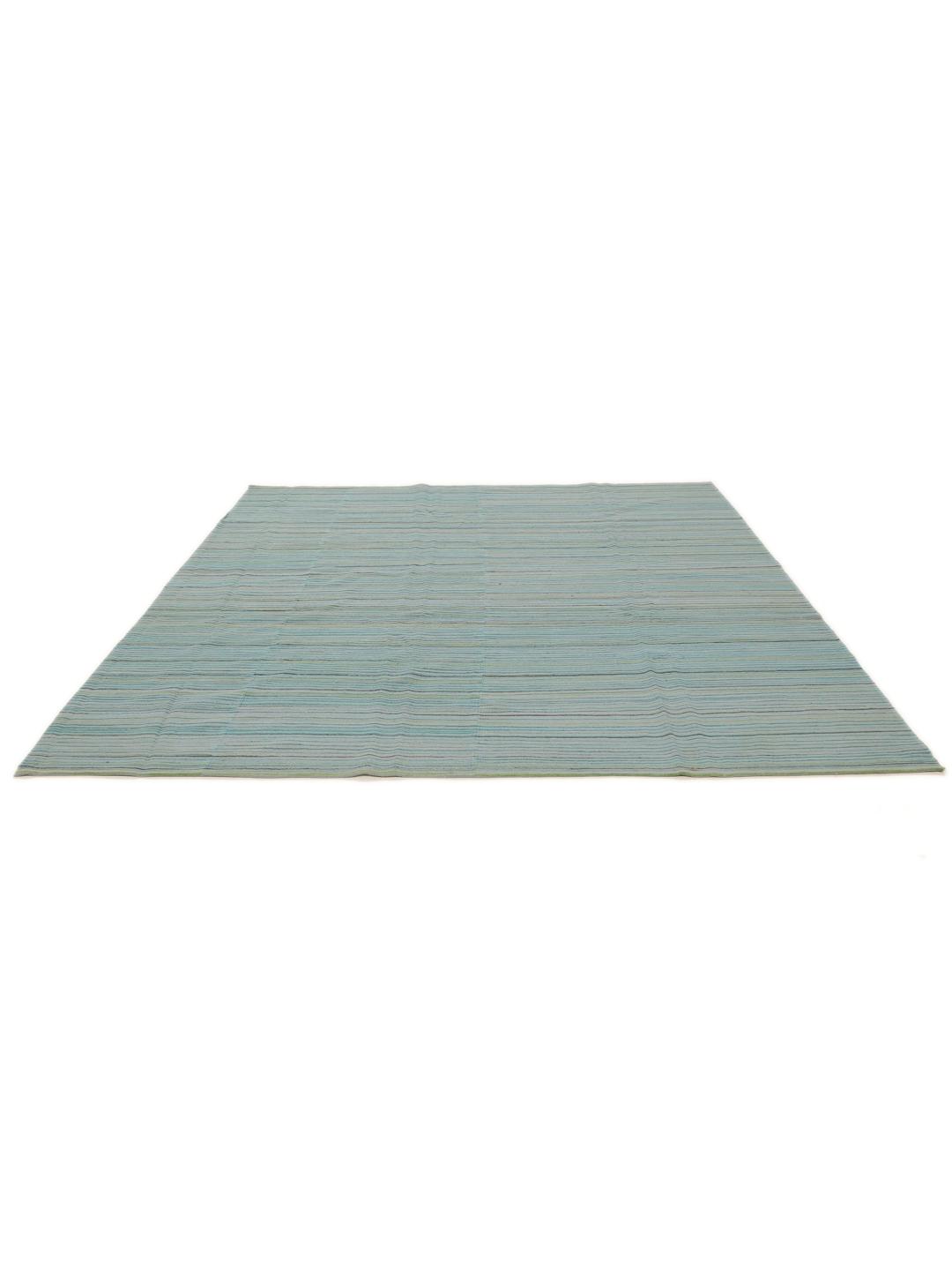 Handgeweven Afghaans Kilim tapijt met een gestreept lichtblauw en grijs patroon