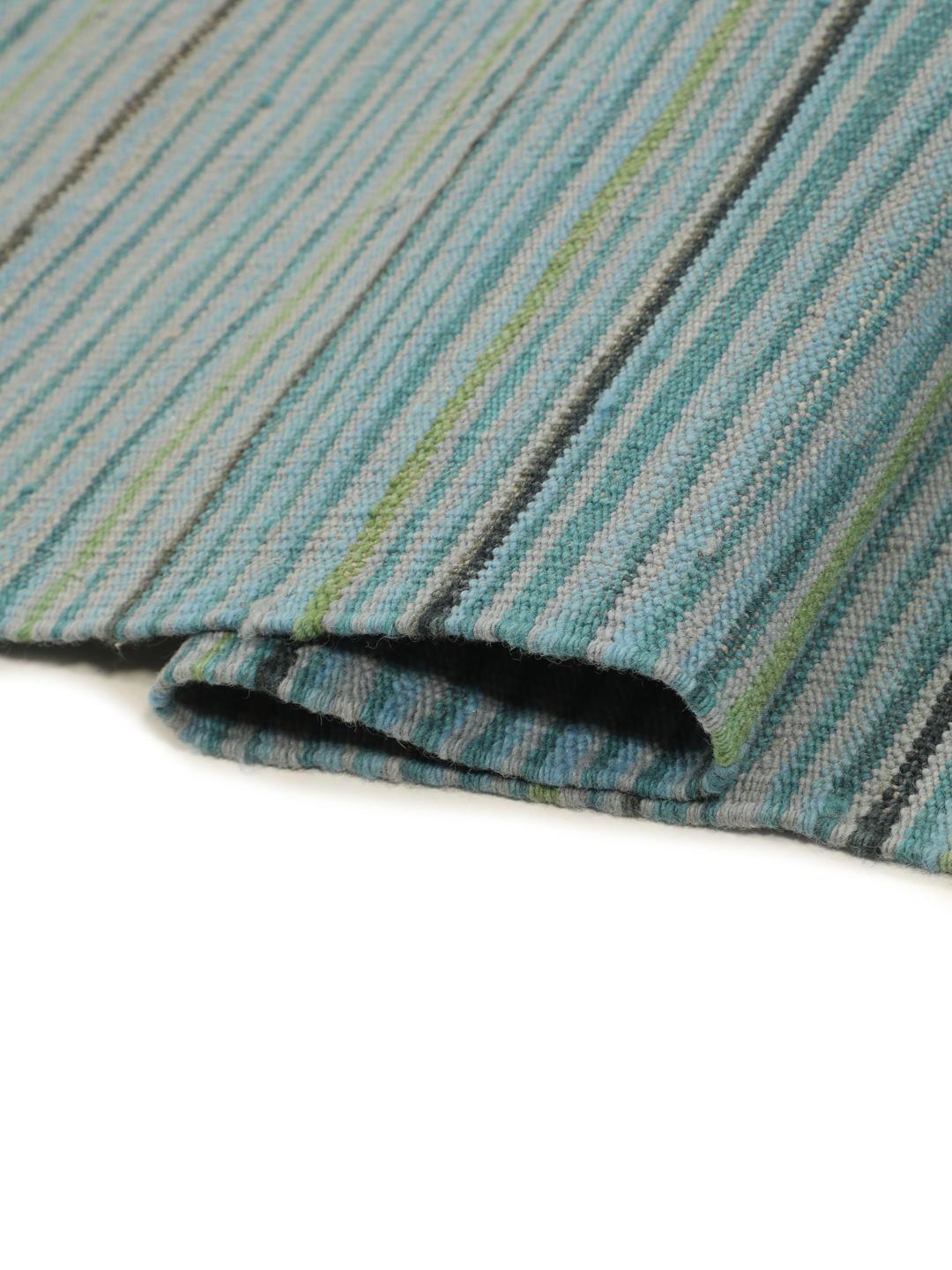 Handgeweven Afghaans Kilim tapijt met een gestreept lichtblauw en grijs patroon