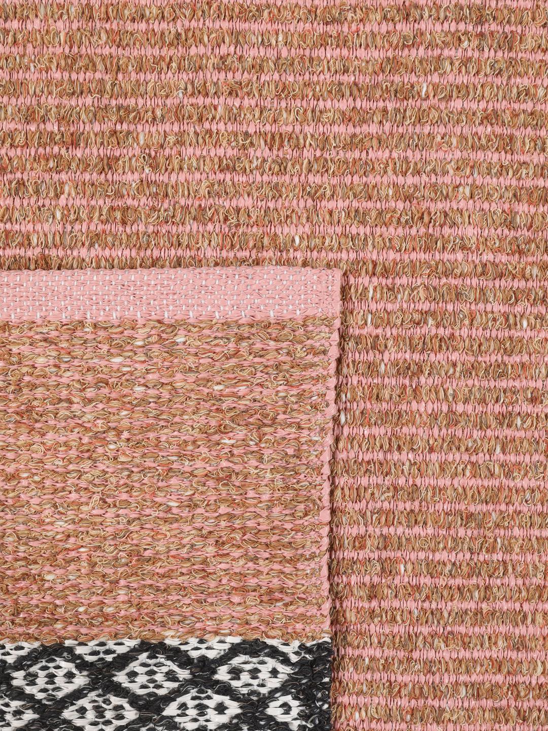 Een rechthoekig tapijt met koraalrode, oranje en beige gestreepte patronen met geometrische accenten.