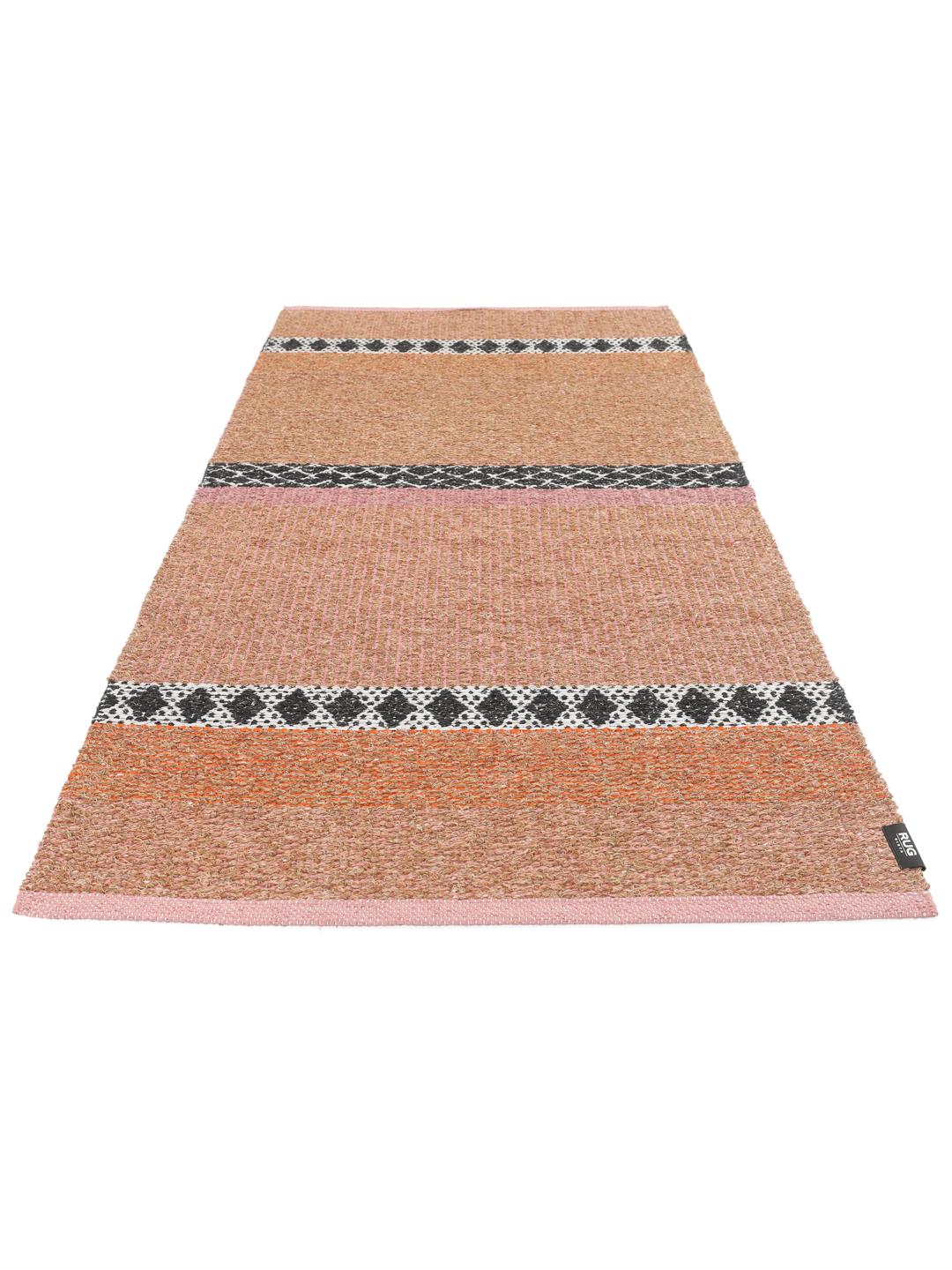 Een rechthoekig tapijt met koraalrode, oranje en beige gestreepte patronen met geometrische accenten.