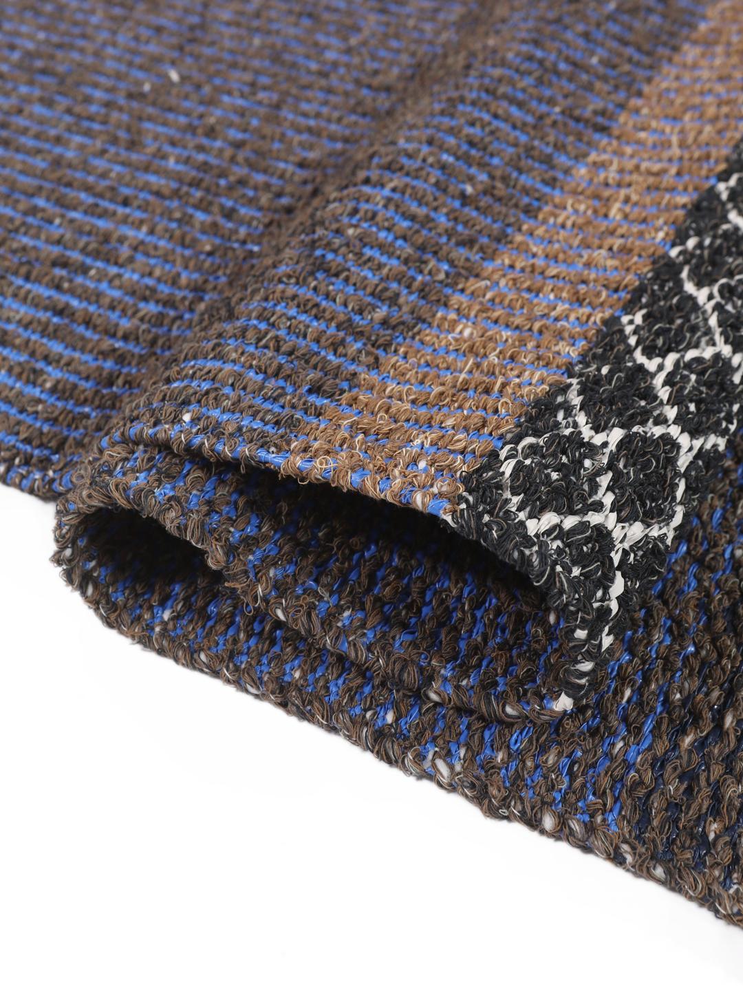 Een blauw en bruine loper met een gestreept en geometrisch patroon.