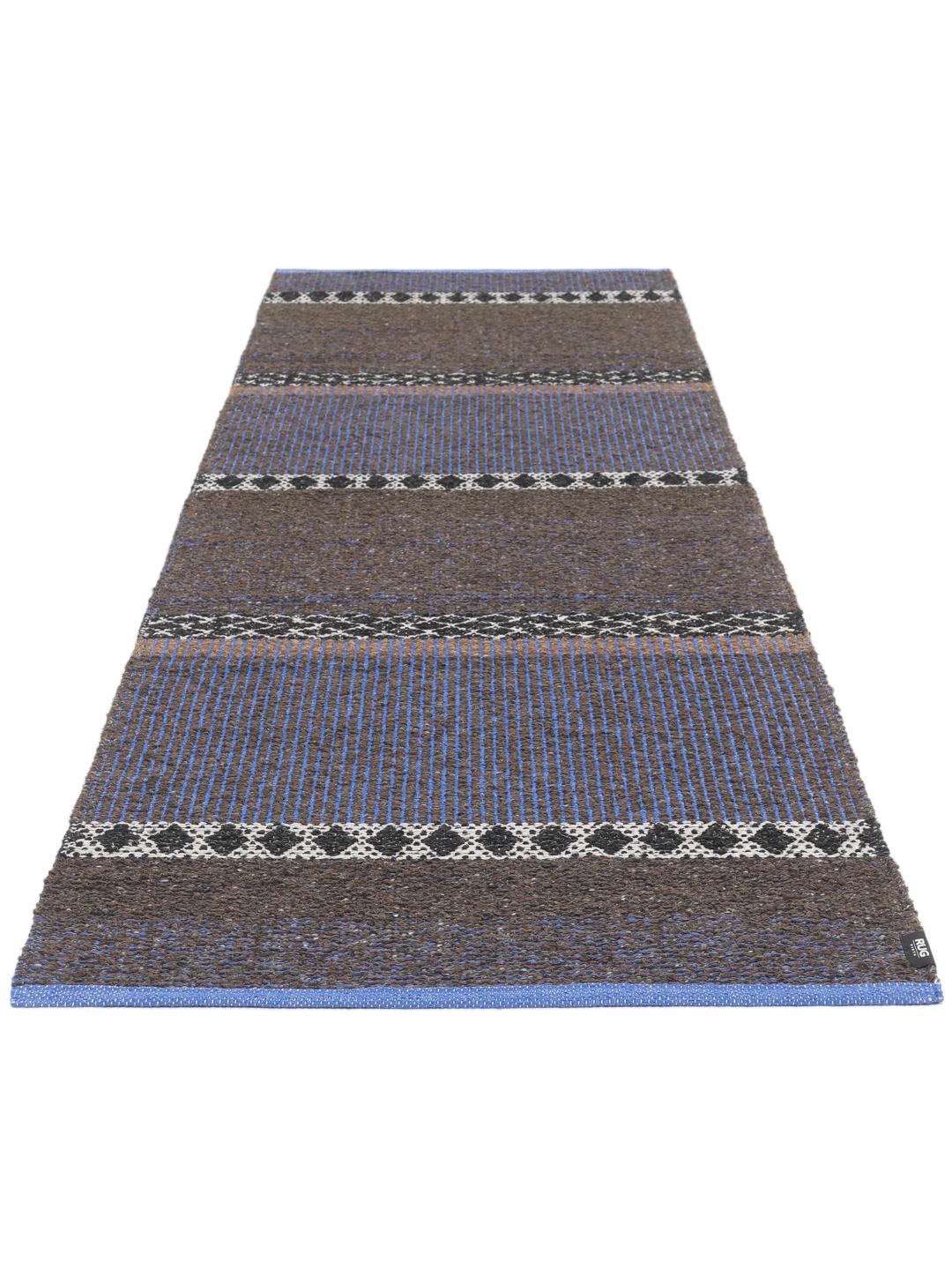 Een blauw en bruine loper met een gestreept en geometrisch patroon.