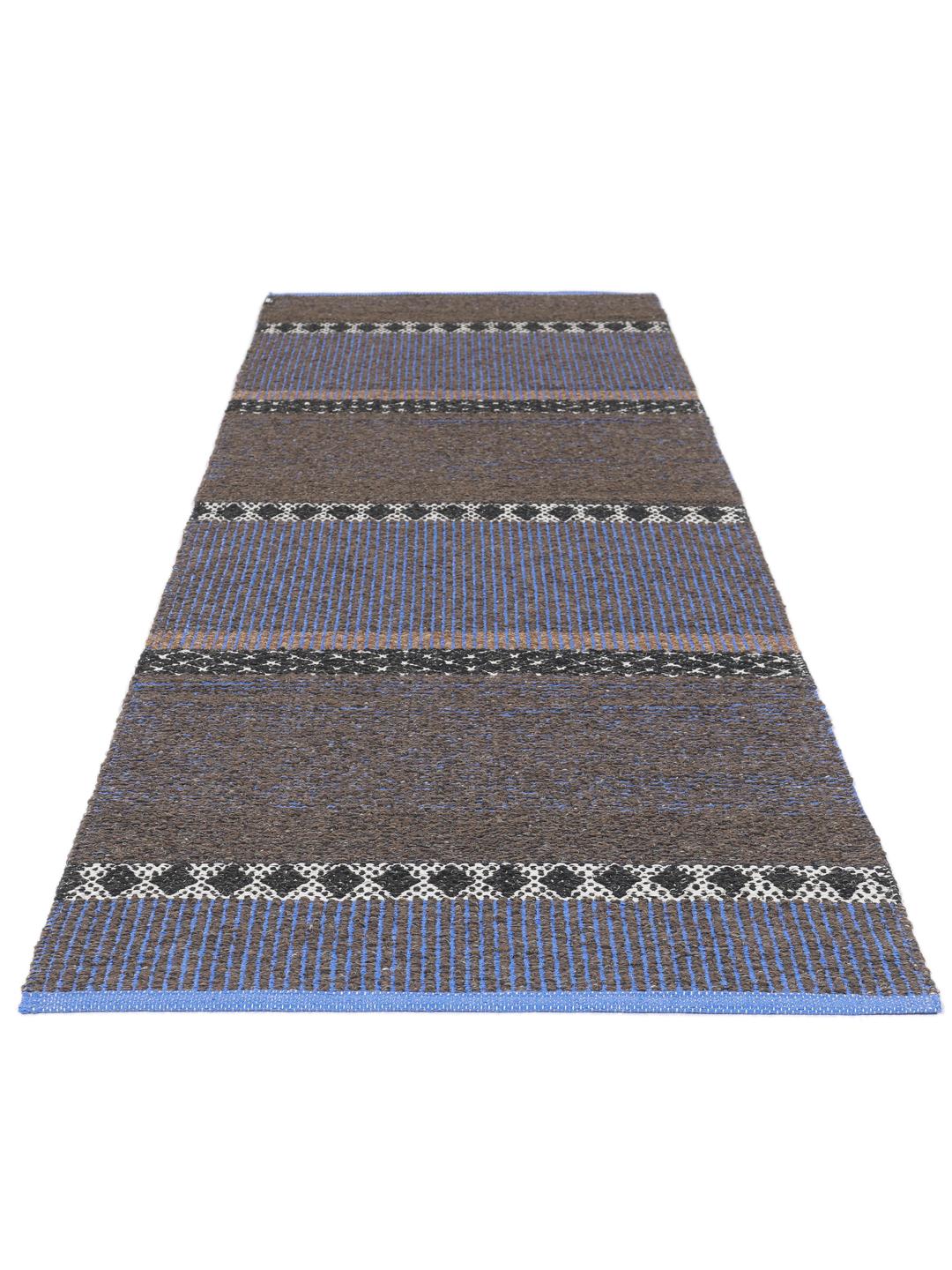 Een blauw en bruine loper met een gestreept en geometrisch patroon.