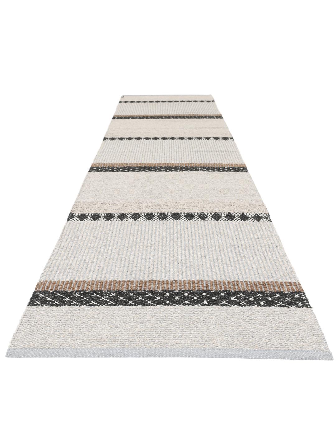 En grå og beige løber med geometriske mønstre