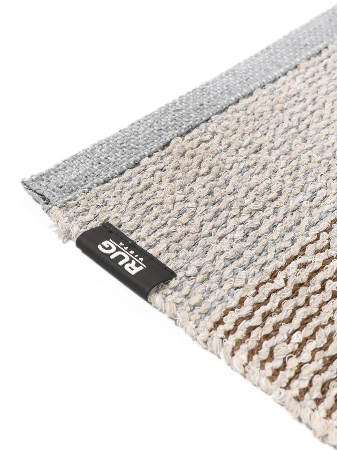 Een grijze en beige loper met geometrische patronen
