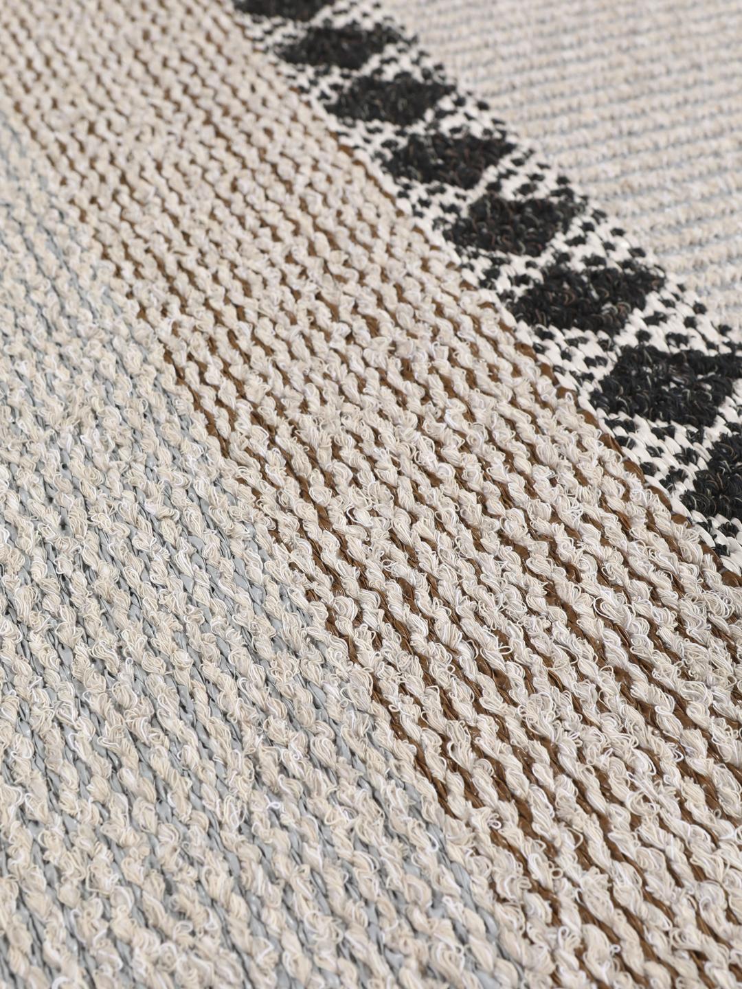 Een grijze en beige loper met geometrische patronen