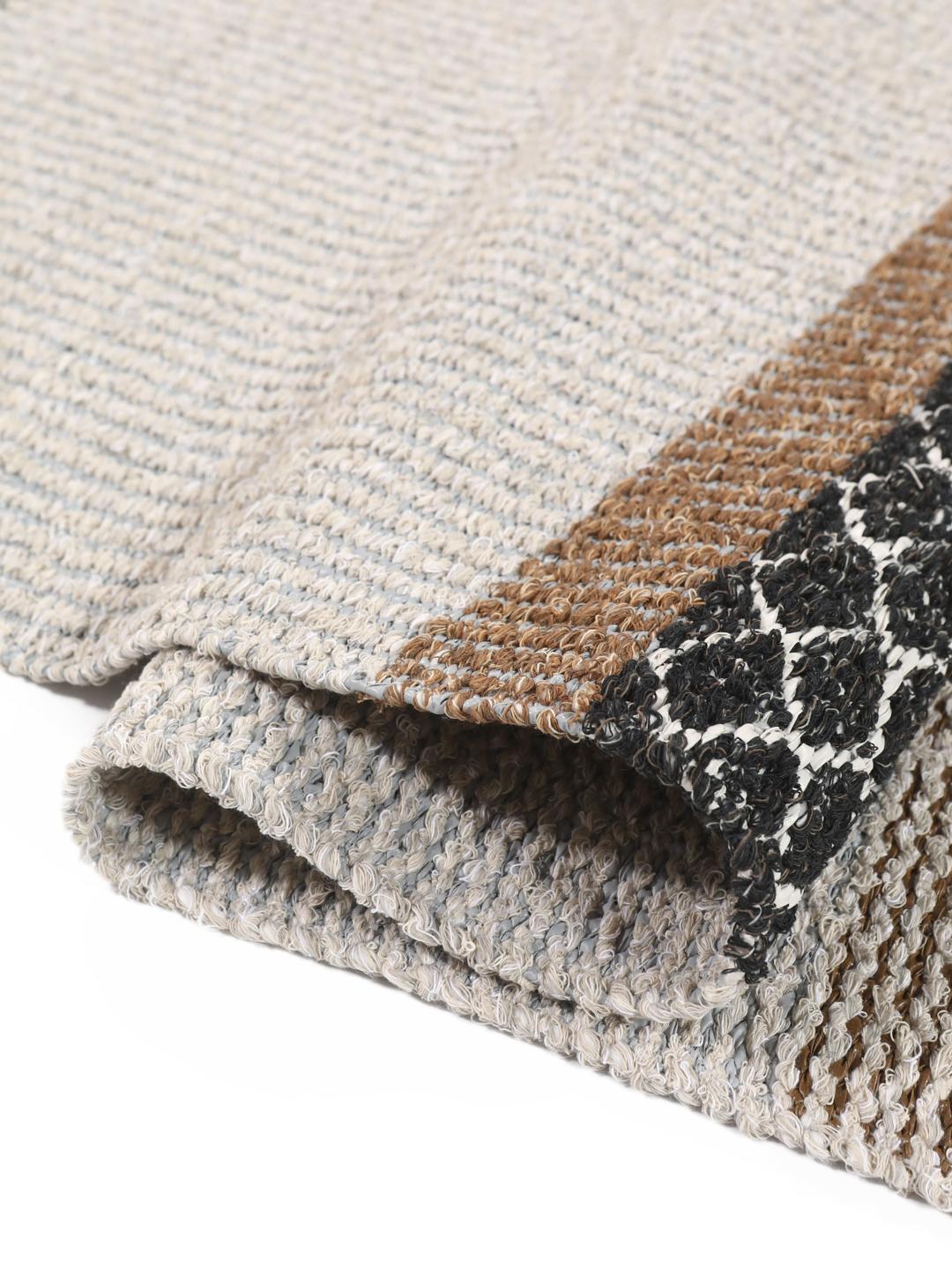 Een grijze en beige loper met geometrische patronen