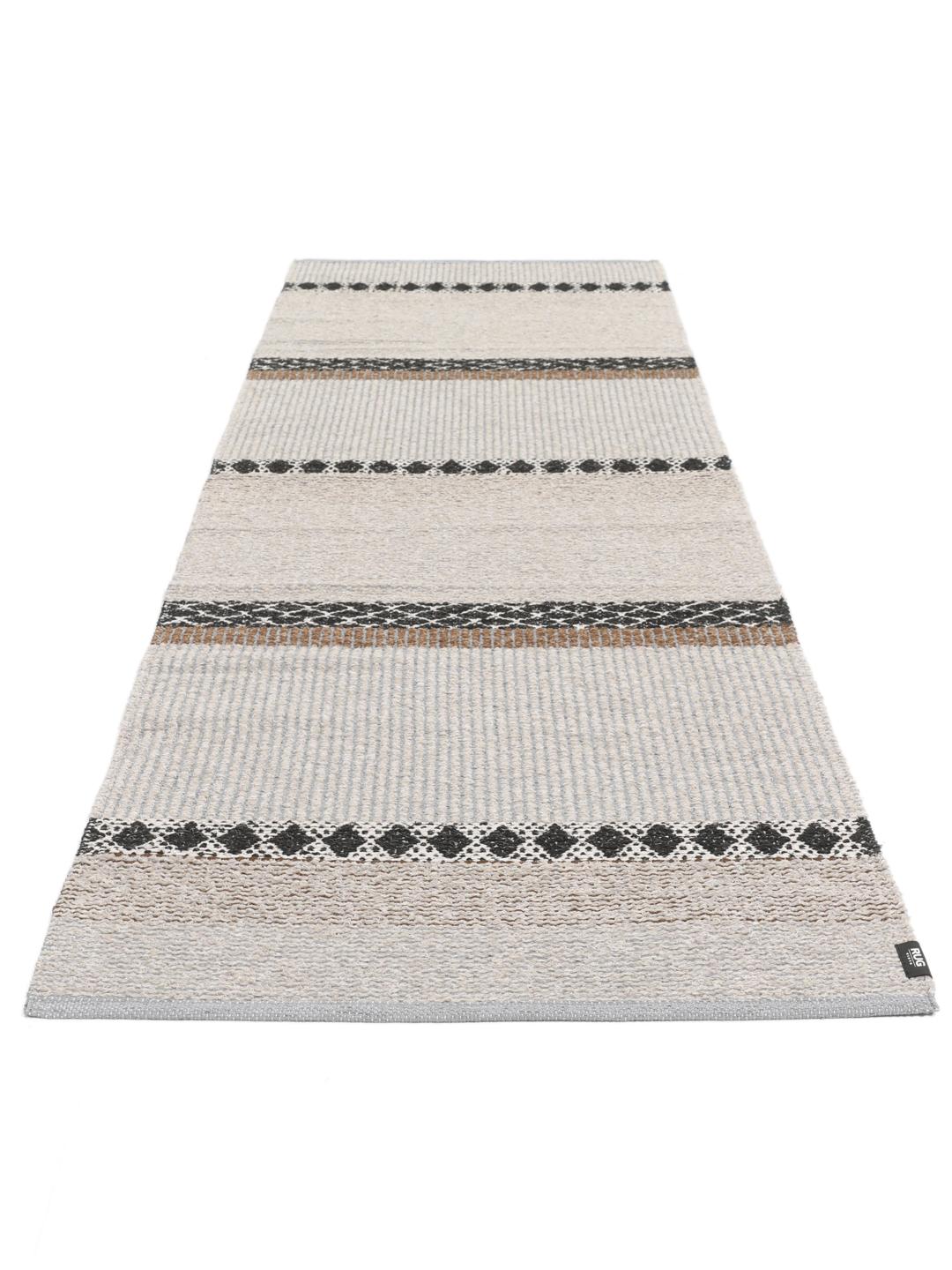 Een grijze en beige loper met geometrische patronen