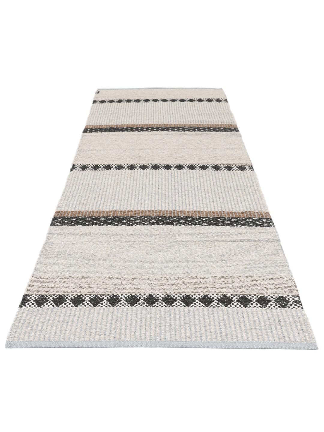Een grijze en beige loper met geometrische patronen
