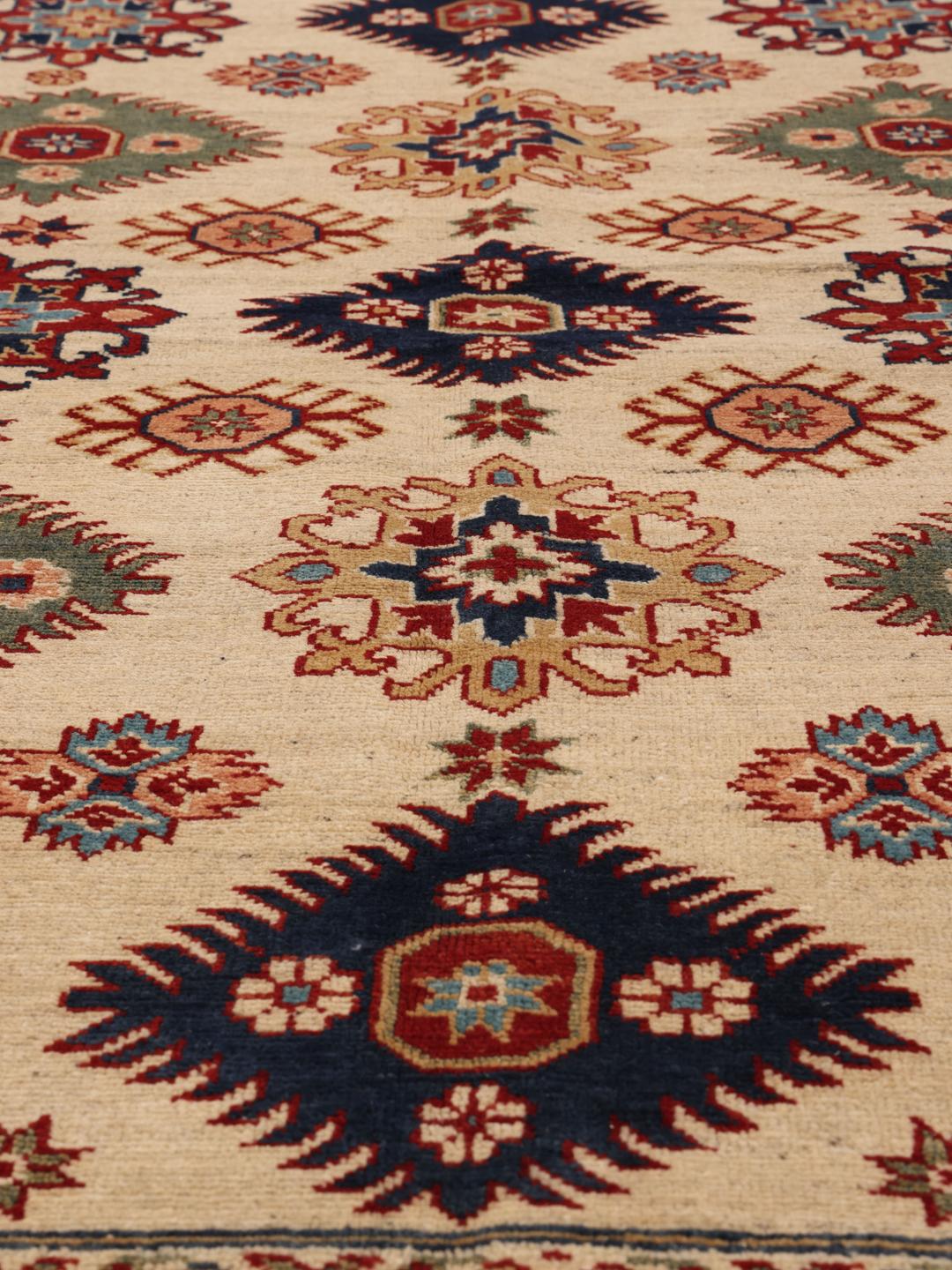 Covor Kazak înnodat manual din Afganistan cu un fundal bej și medalioane geometrice