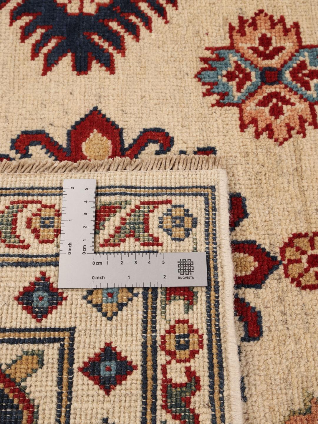Covor Kazak înnodat manual din Afganistan cu un fundal bej și medalioane geometrice
