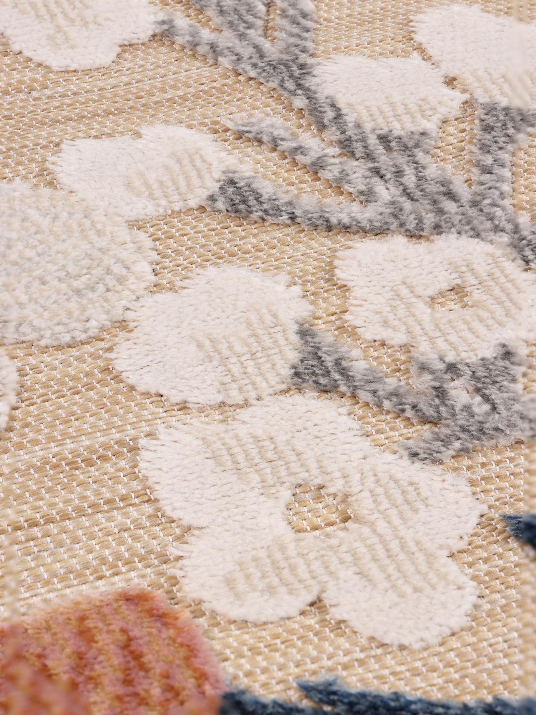 Beige en roze loper met een bloemenpatroon