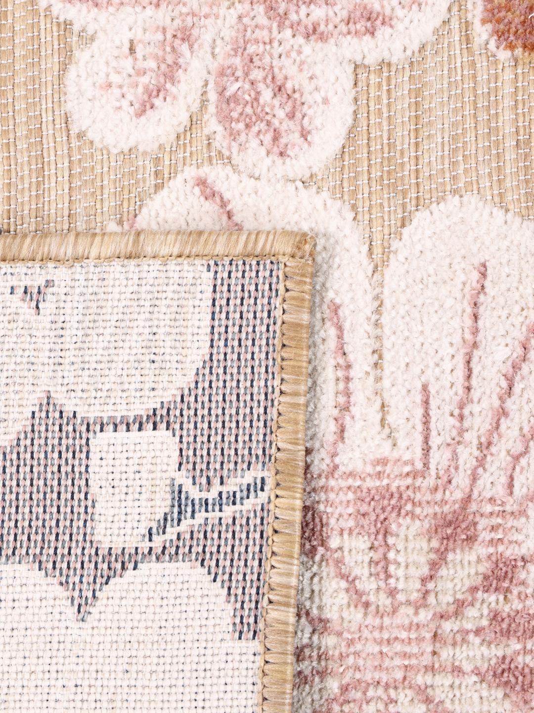 Beige tapijt met bloemenpatroon