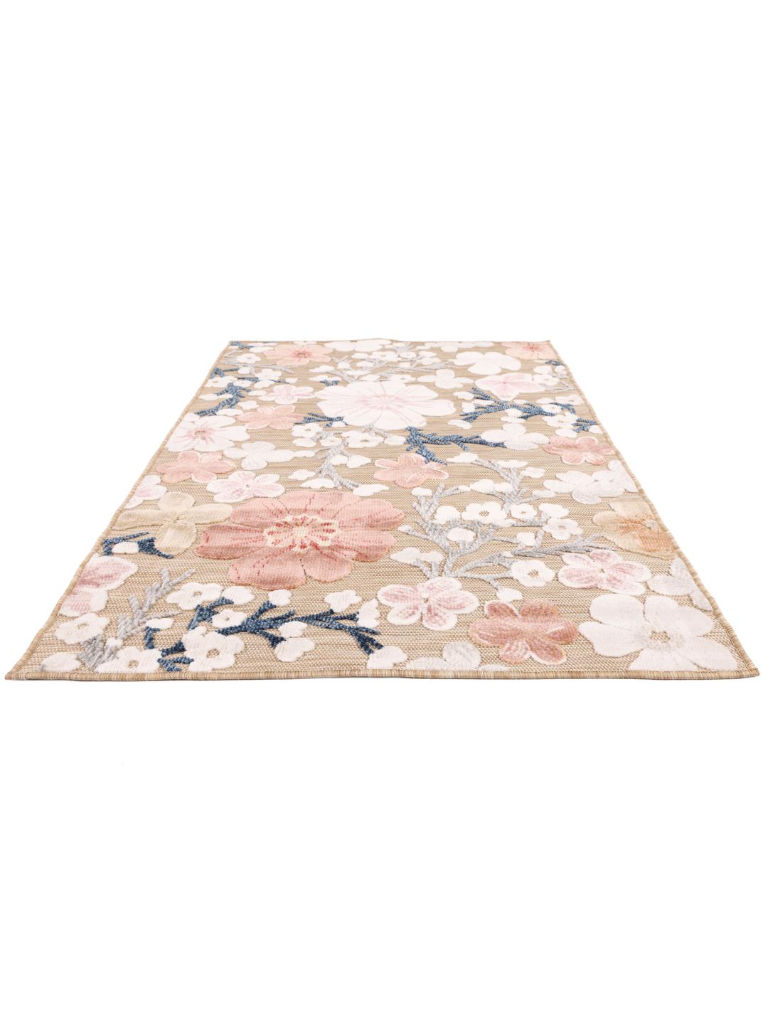 Beige tapijt met bloemenpatroon
