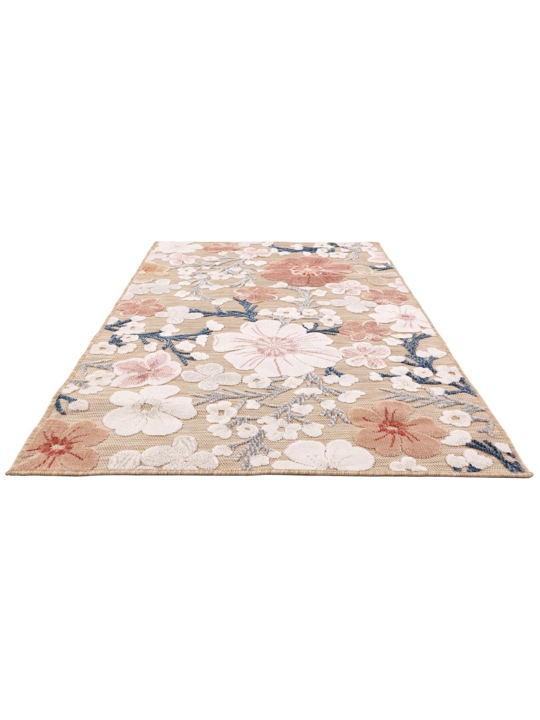 Beige tapijt met bloemenpatroon