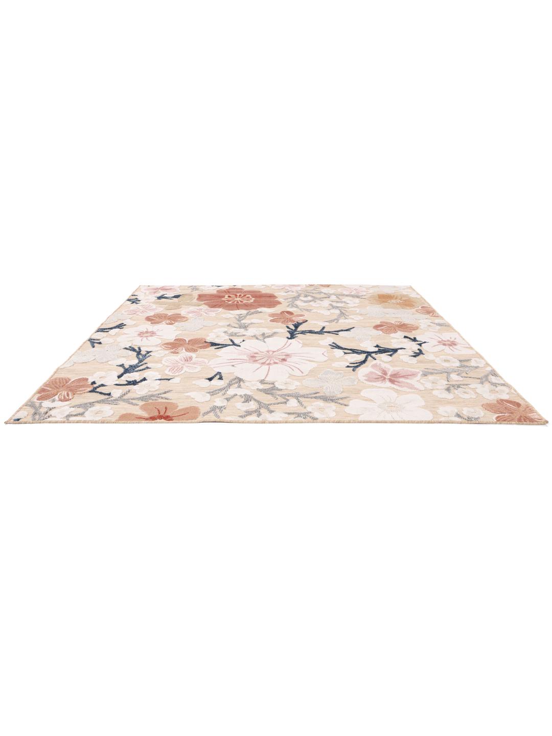 Kvadratisk beige og rosa tæppe med et blomstermønster