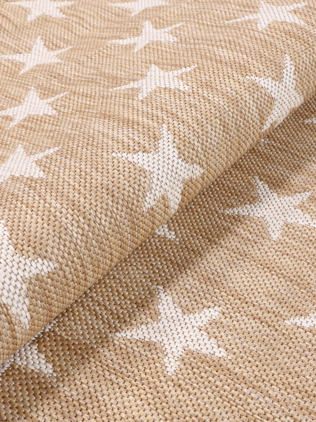 round beige rug with star pattern