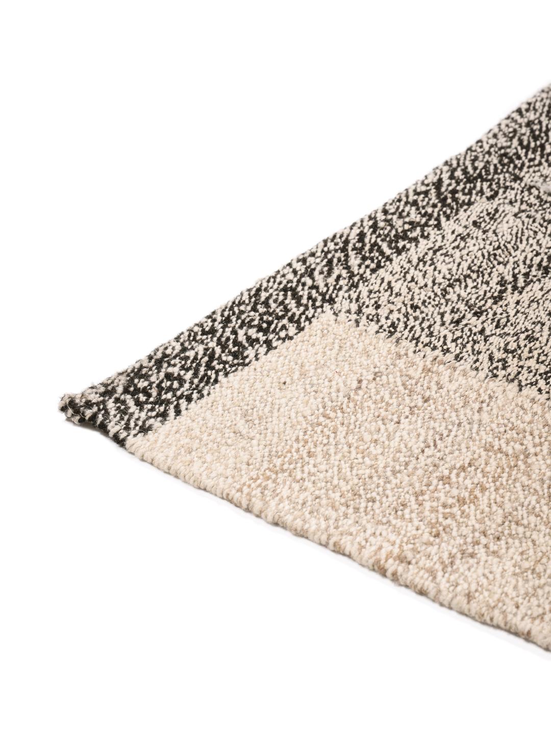 Handgeweven Kelim-tapijt uit Afghanistan met een geometrisch patroon in grijs en beige