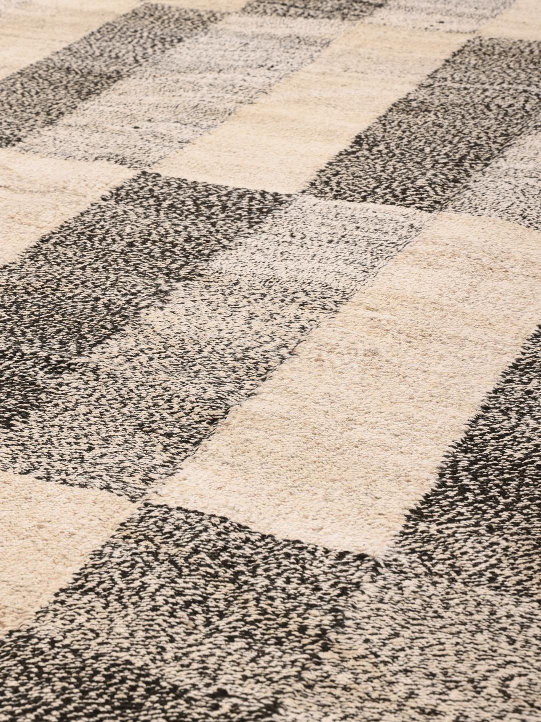 Handgeweven Kelim-tapijt uit Afghanistan met een geometrisch patroon in grijs en beige