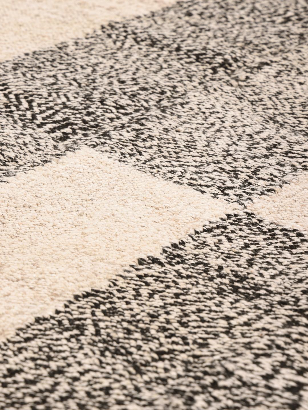 Handgeweven Kelim-tapijt uit Afghanistan met een geometrisch patroon in grijs en beige
