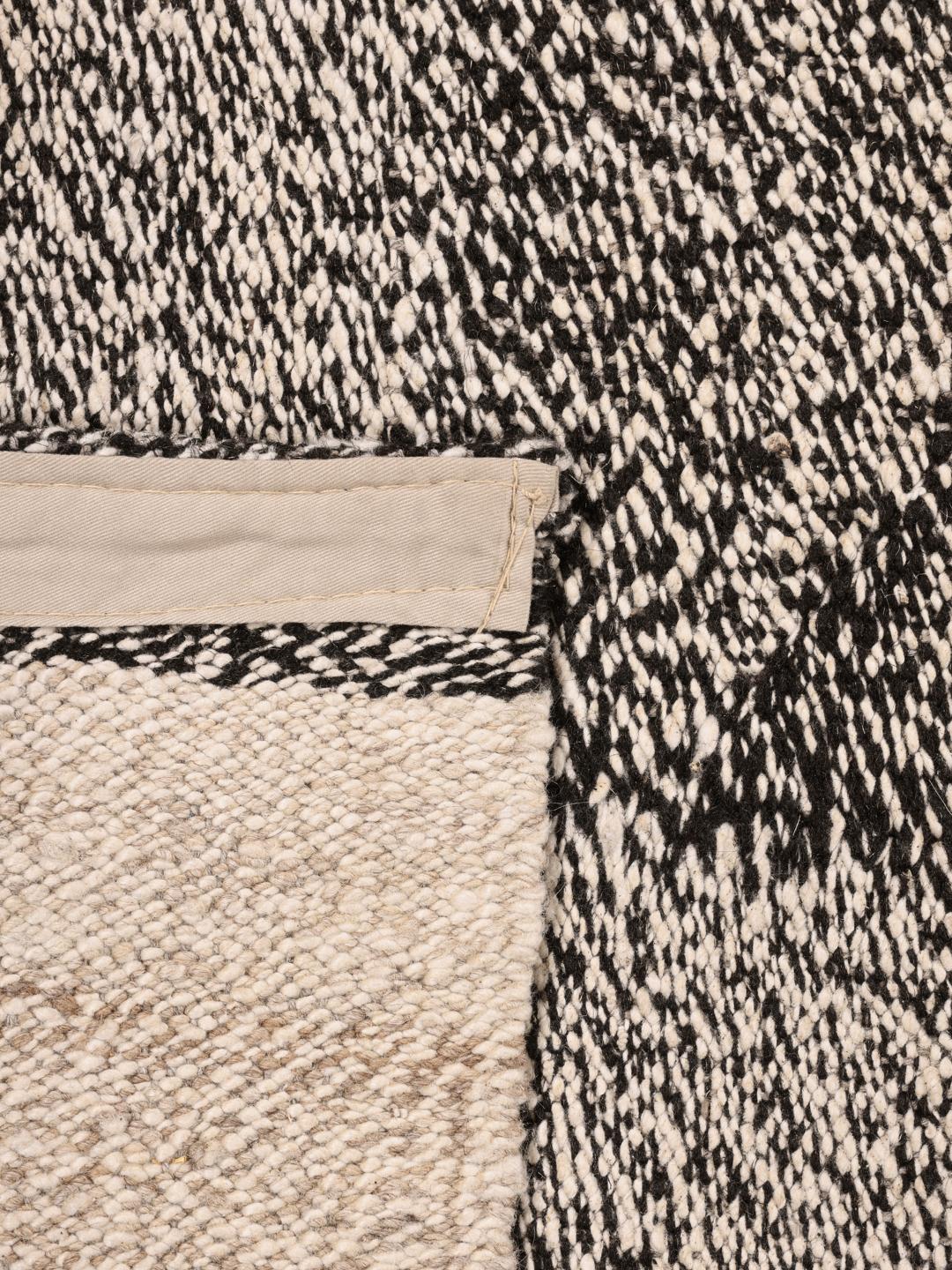 Handgeweven Kelim-tapijt uit Afghanistan met een geometrisch patroon in grijs en beige