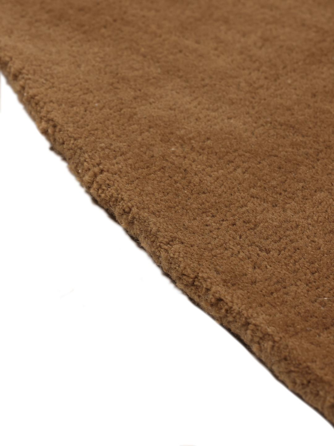 Rond modern tapijt met organische bruine en beige steenmotieven, handgetuft in India
