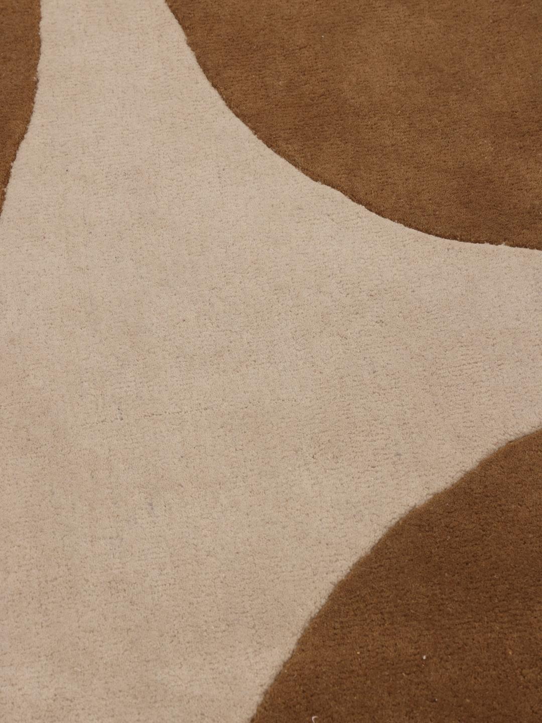 Rond modern tapijt met organische bruine en beige steenmotieven, handgetuft in India