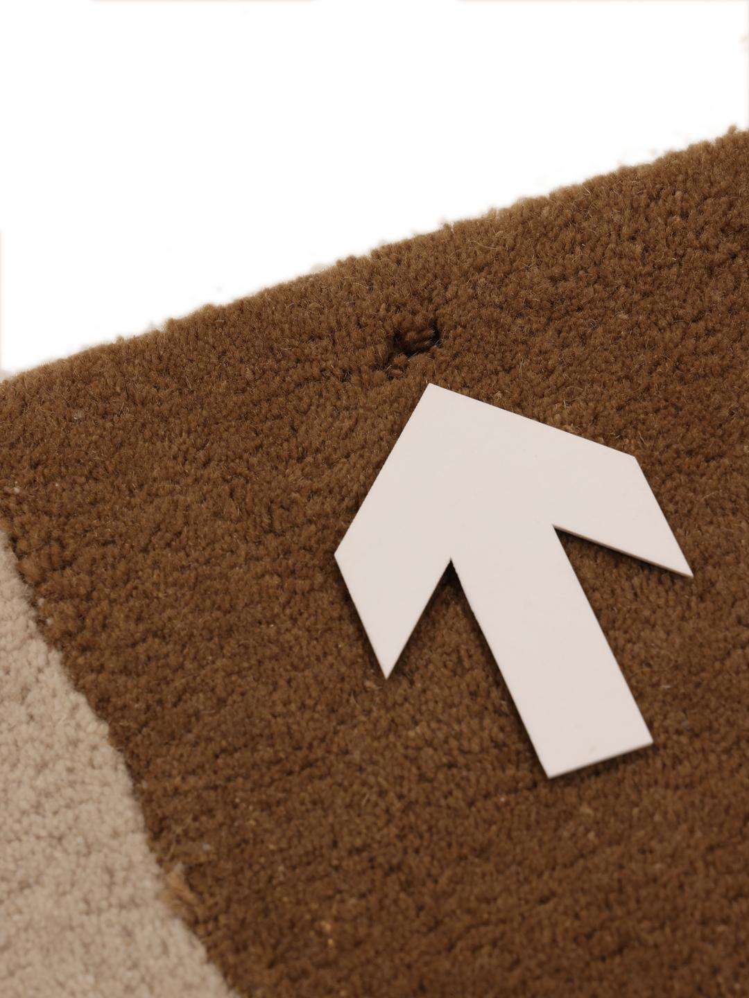 Rond modern tapijt met organische bruine en beige steenmotieven, handgetuft in India