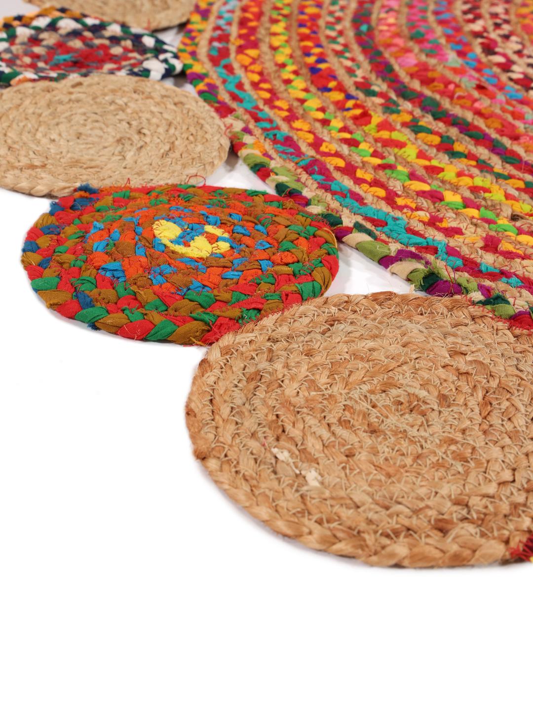 Rond multicolor tapijt met een gevlochten jute ontwerp