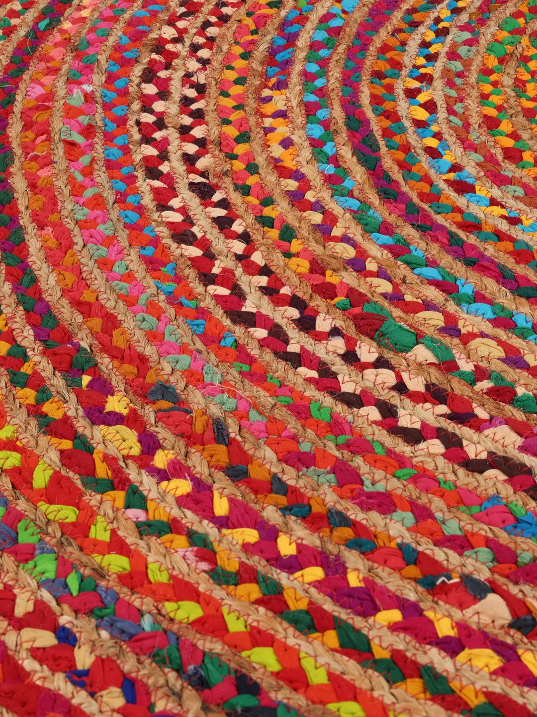 Rond multicolor tapijt met een gevlochten jute ontwerp